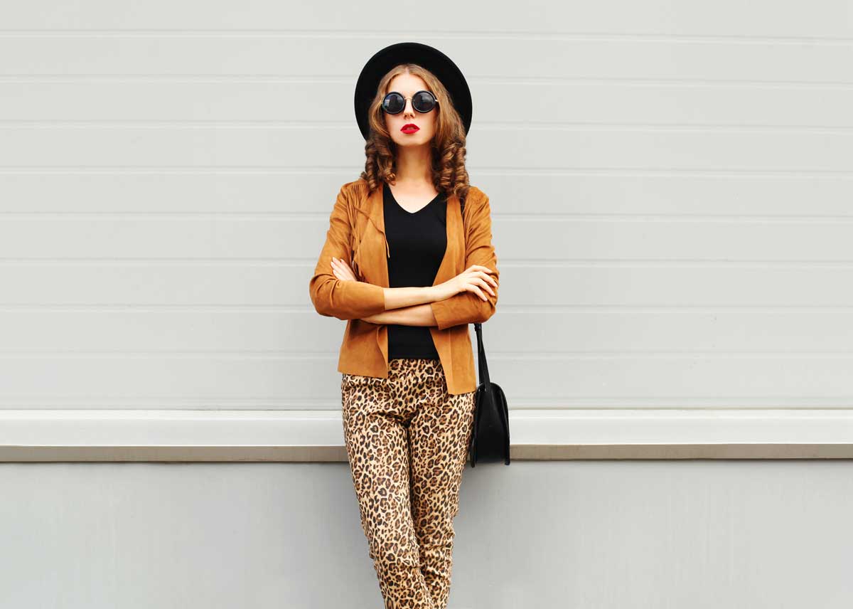 Стильний образ із леопардовими брюками