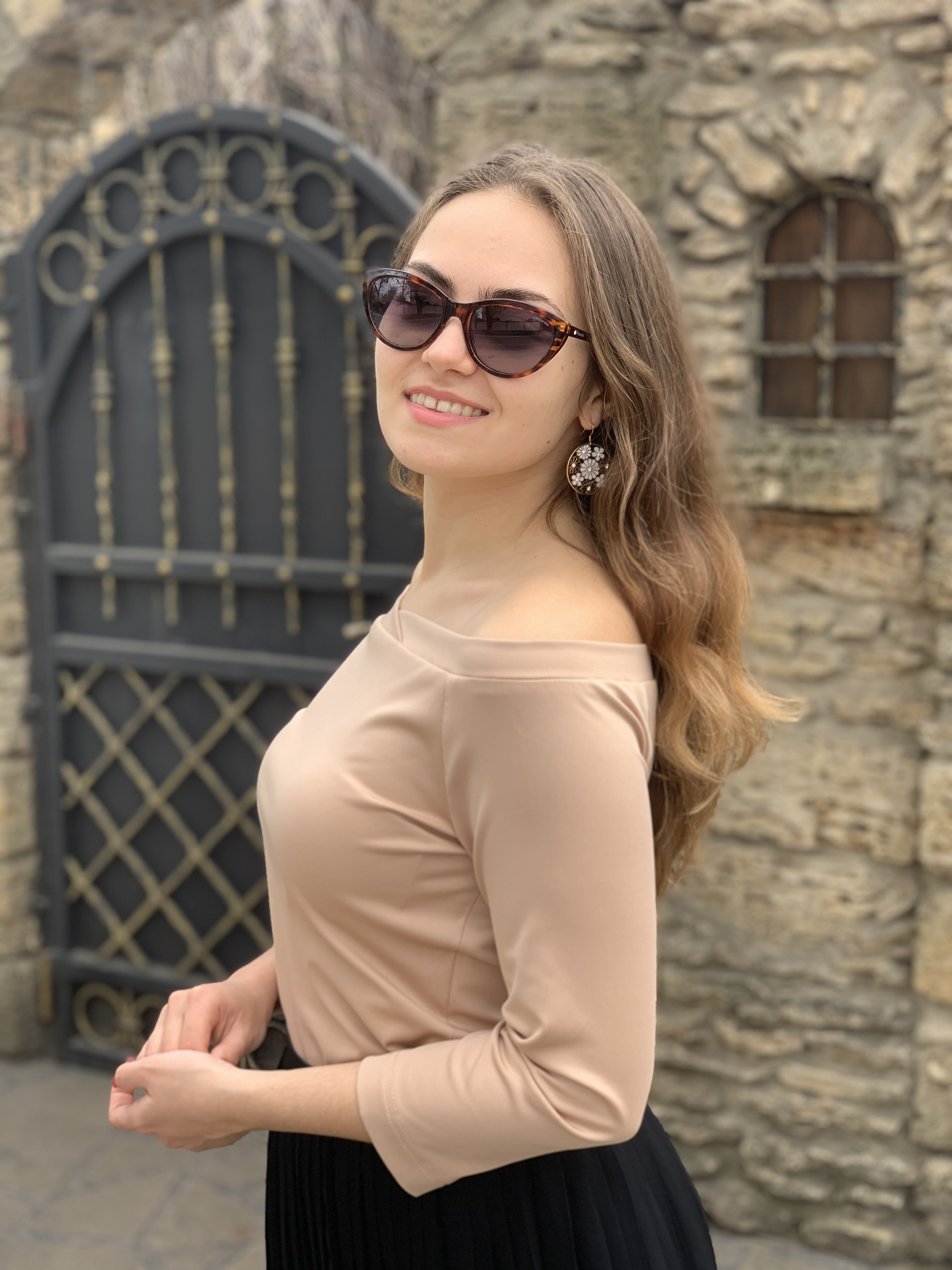 Пуловер з відкритими плечами