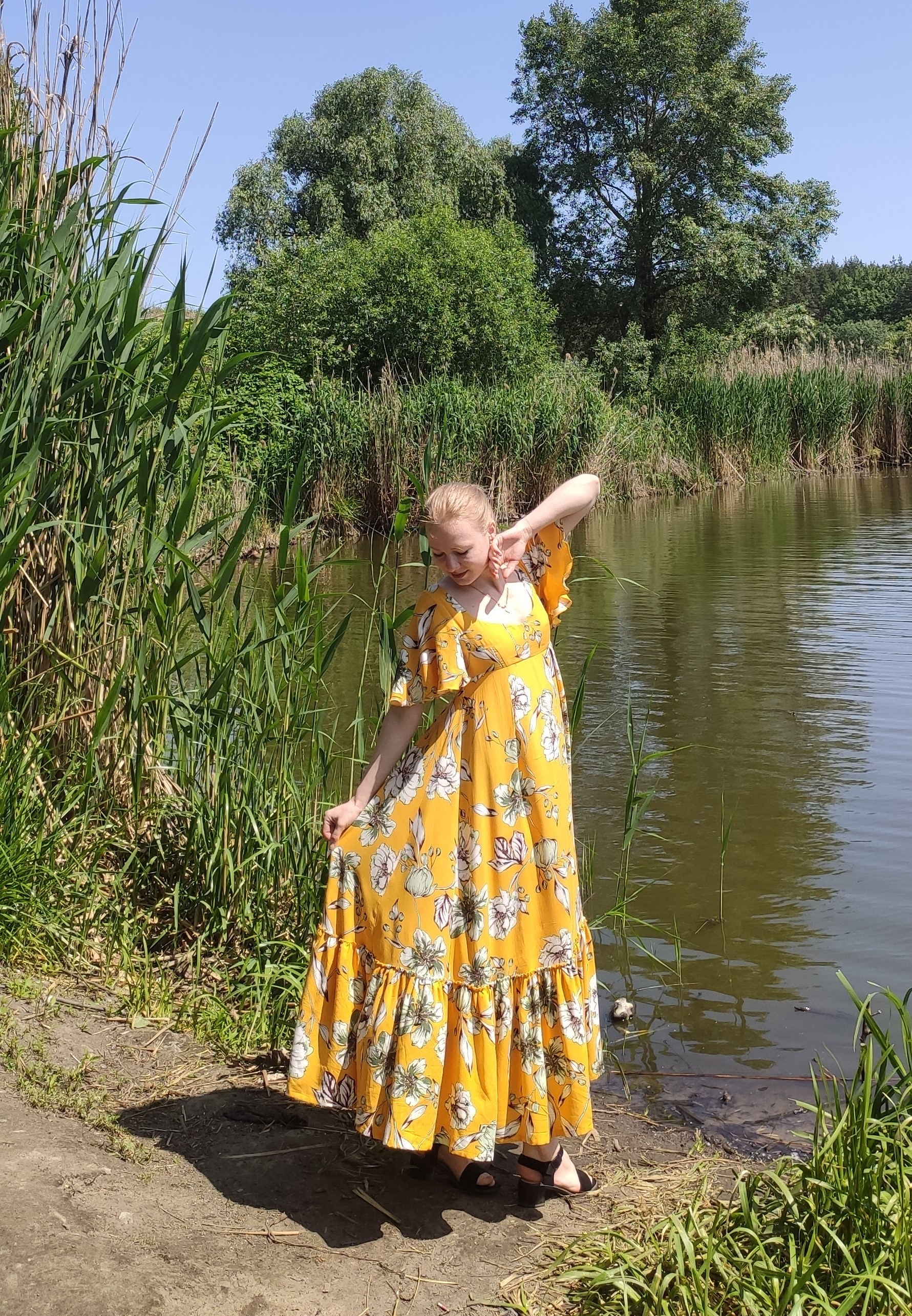 Сукня максі силуету ампір з рукавами-крильцями