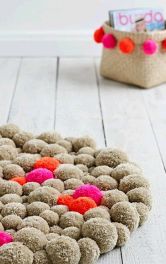 Як зробити м’який килимок з помпонів