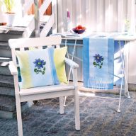 Вышиваем на подушке и дорожке на стол голубые клематисы