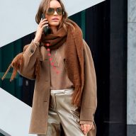 Модели пуловеров с V-образным вырезом с широкими планками