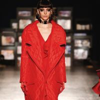 Дизайнерские модели пальто красного цвета