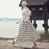 Модель з обкладинки Burda Style 8/2023: широка спідниця у смужку