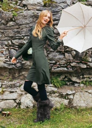 Платье отрезное с присборенными рукавами