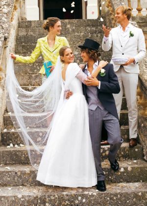 Сукня весільна довга з широким коміром