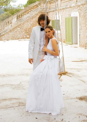 Сукня весільна з глибоким вирізом на спинці