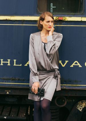 Платье атласное с заниженной талией