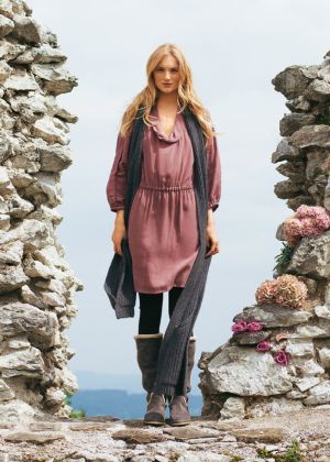 Платье свободного кроя с объемным воротником