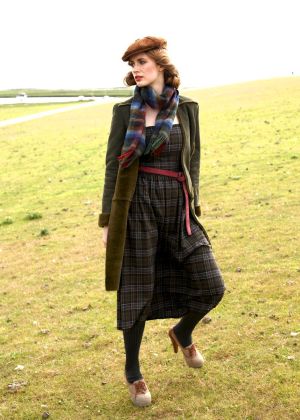 Платье из клетчатой ​​шерстяной ткани на бретелях