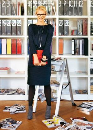 Платье с декольте и запахом на спинке