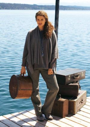 Брюки класичного крою зі складками-стрілками