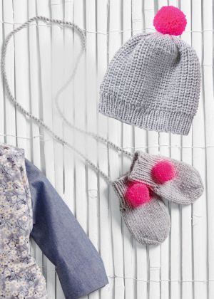 Шапка і рукавиці з яскравими помпонами