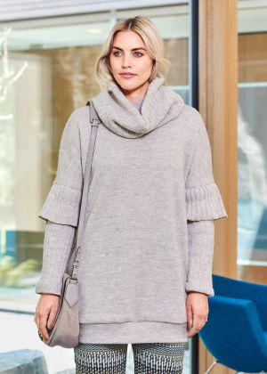 Пуловер прямого кроя с оборками на рукавах