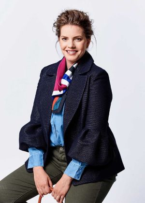 Жакет з пишними оборками на рукавах