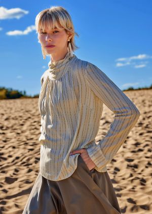 Блузка прямого крою з м’яким коміром-стойкою