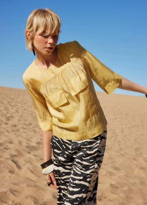 Блузка прямого крою з великими накладними кишенями