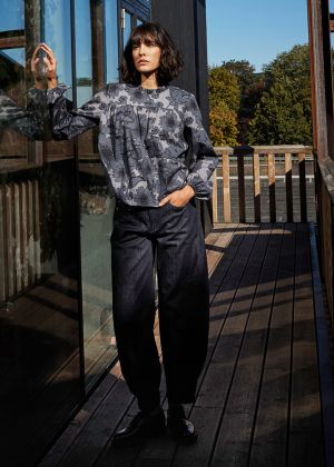 Блузка прямого крою на кокетці і з пишними рукавами