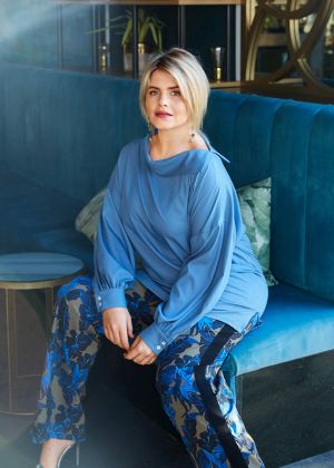 Блуза з асиметричним коміром