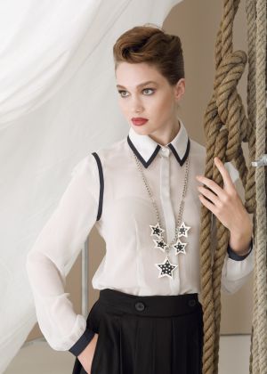 Блузка класичного крою з воланами на рукавах