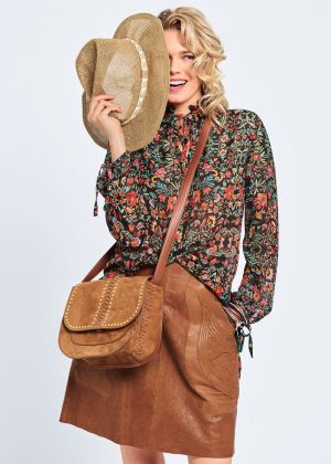 Блузка в стилі 70-х з коміром-рюшем