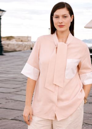 Блуза прямого крою з коміром-шарфом