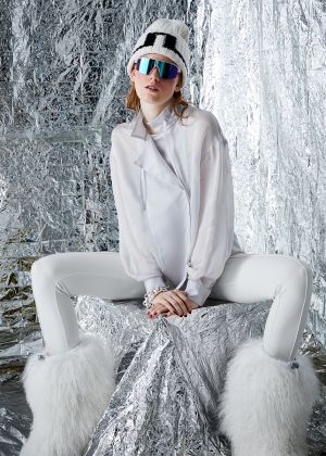 Блузка просторого крою з асиметричною застібкою