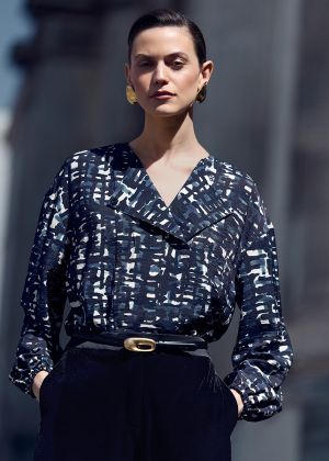 Блузка вільного крою з асиметричною застібкою