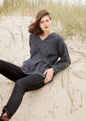 Пуловер приталенного силуэта с оригинальным поясом
