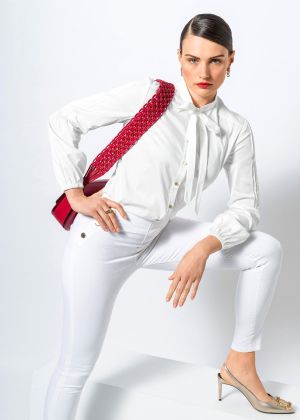 Блузка сорочкового крою із защипами на рукавах