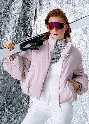 Куртка округлого силуету з об’ємними рукавами і коміром-стойкою