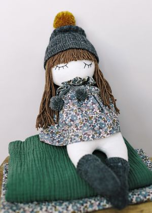 Лялька м’яка у сукні і шапці