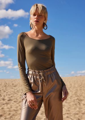 Пуловер приталеного крою з рукавами реглан і широким вирізом горловини