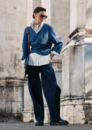 Пуловер зі схрещеними деталями пілочки