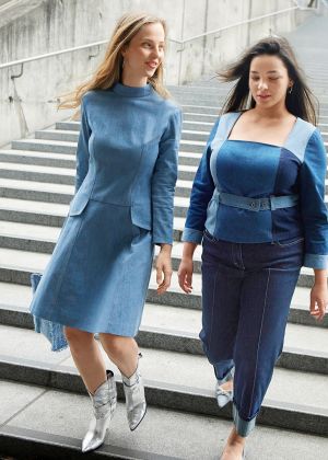 Платье приталенного силуэта с воротником-стойкой