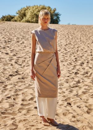 Сукня приталеного силуету з оригінальними виточками