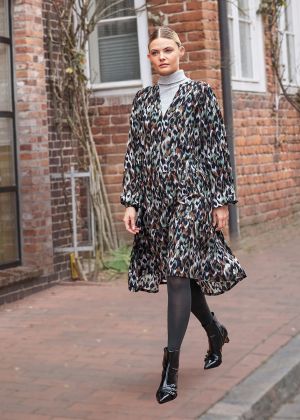 Сукня вільного крою з рукавами реглан і ярусною спідницею