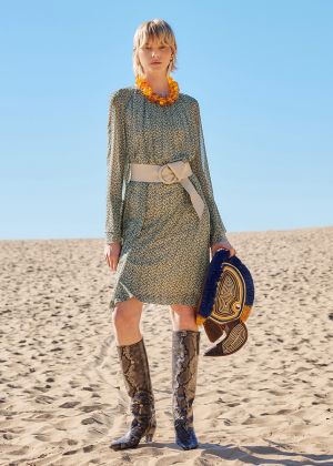 Сукня у стилі бохо з воланами на рукавах