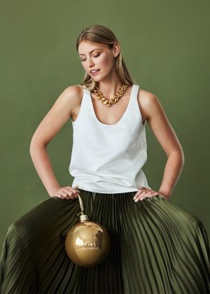 Топ-майка с глубоким вырезом