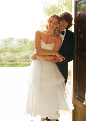 Сукня весільна з ліфом-корсажем і двоярусною спідницею