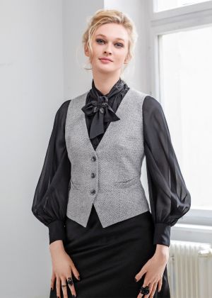 Жилет однобортний класичного крою з V-подібним вирізом