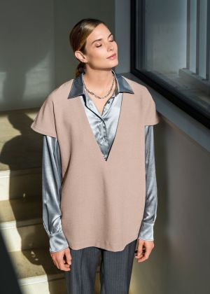 Жилет трикотажний простого крою з глибоким вирізом горловини