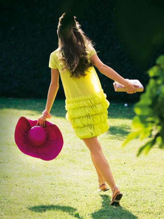 Платье лаконичного кроя с короткими рукавами