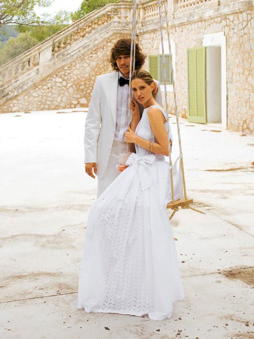 Сукня весільна з глибоким вирізом на спинці