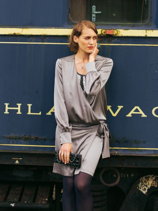 Сукня атласна із заниженою талією