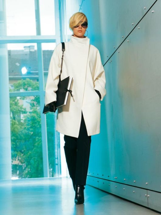 Пальто з асиметричною застібкою і коміром-стойкою