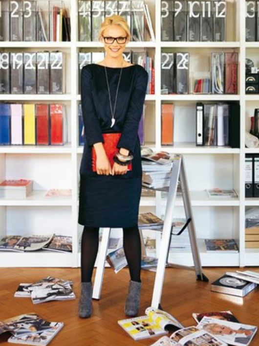 Сукня із декольте і запахом на спинці