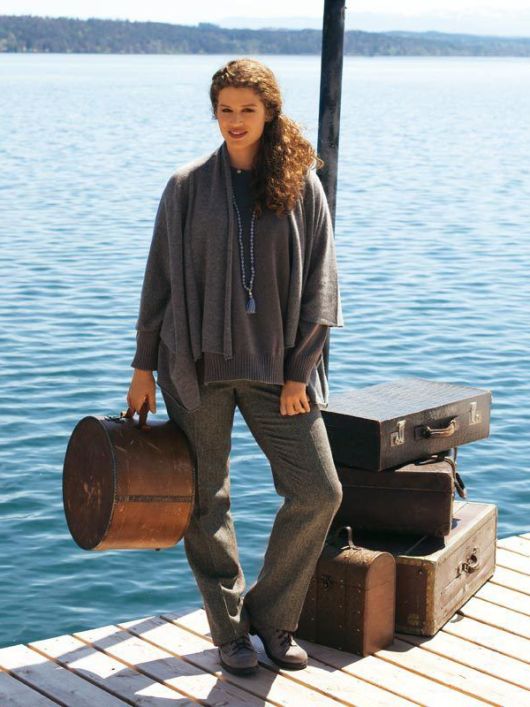 Брюки классического кроя со складками-стрелками