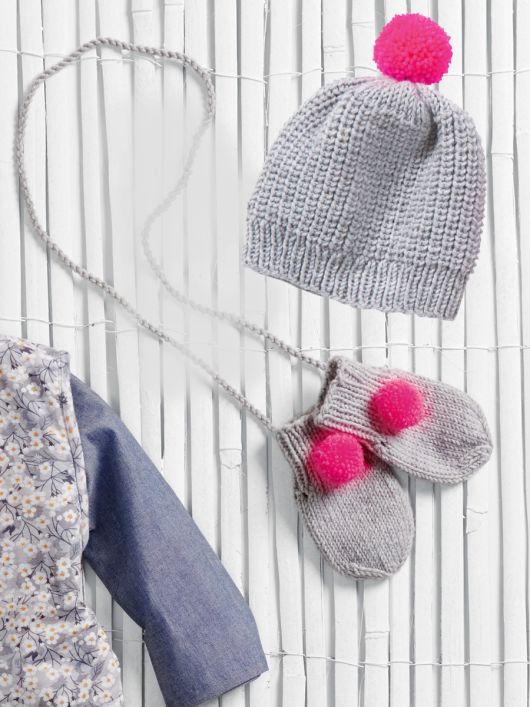 Шапка и перчатки с яркими помпонами