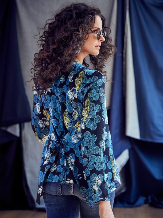 Блуза прямого силуэта с отлетной деталью